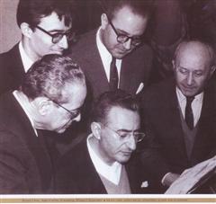 Em pé, da esquerda para a direita: João Carlos, Souza Lima, Alberto Ginastera, José Kliass. Sentado: Camargo Guarnieri. Foto José da Silva Martins, 1961, pág. 57. Clique para ampliar.