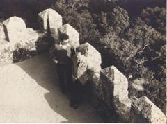 J.E.M. e Fernando Lopes-Graça. Castelo dos Mouros, Sintra, 19 de Julho de 1959. Clique para ampliar.
