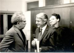 A partir da esquerda: Lopes-Graça, Louis Saguer, Jorge Peixinho. Academia de Amadores de Música em Lisboa. Anos 60. Clique para ampliar.