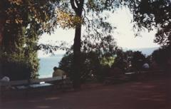 De belo jardim em Varna, pormenor do Mar Negro. Foto J.E.M. 1996. Clique para ampliar.