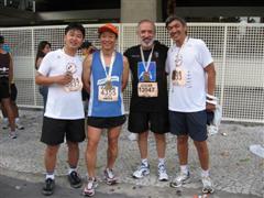 85ª Corrida de São Silvestre 2009. Após a chegada: Américo Umeda, Elson Otake, JEM, Sérgio Yuji Yokoyama. Clique para ampliar.