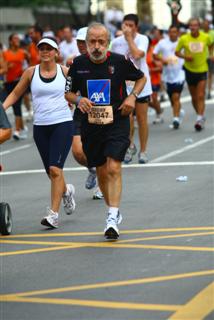 Corrida de São Silvestre 2009. Poucos metros antes da chegada. Foto www.webrun.com.br . Clique para ampliar.