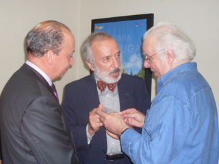 Júlio Rodrigues, Presidente da Casa de Portugal de São Paulo, JEM e Carlos do Carmo. Foto Regina Martins. Clique para ampliar.