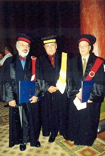 J.E.M.; Professor Doutor Emil Moroianu, Magnífico Reitor da Universitatae Constantin Brancusi; Cássio Mesquita Barros. Târgu-Jiu, Romênia, 2001. Clique para ampliar.