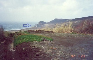 Capelinhos. Ao fundo, o farol. Horta, Faial, Açores. 1992. Foto J.E.M. Clique para ampliar.
