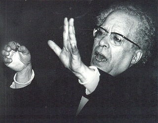 Fernando Lopes Graça a reger o Coro da Academia de Amadores de Música. Foto: Museu da Música Portuguesa. Clique para ampliar.