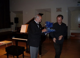 Academia de Amadores de Música em Lisboa. Templo de Lopes-Graça.  J.E.M. e António Ferreirinho após recital. 19/05/10. Clique para ampliar.