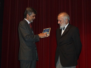 O Presidente da Câmara Municipal de Tomar, Dr. Corvêlo de Sousa, ao entregar a Medalha nº 02-50 da Casa Memória Lopes-Graça a J.E.M., após recital na cidade dos templários. Foto: Ludovico Alves Rosa.  23/05/10. Clique para ampliar.