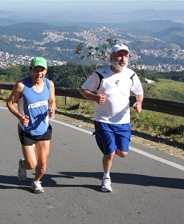 Elson Otake e J.E.M. próximos do topo do Pico do Jaraguá. 27/06/10. Clique para ampliar.