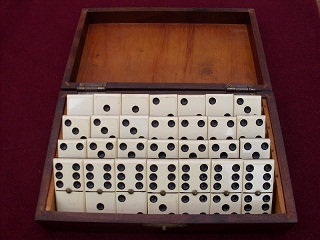 Caixa de madeira e as 28 peças do jogo de dominó. Clique para ampliar.