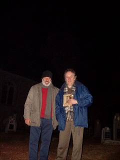 JEM e Johan Kennivé, após a masterização dos dois CDs Lopes-Graça. Cemitério que circunda a Capela Sint-Hilarius em Mullem (-4º). Clique para ampliar