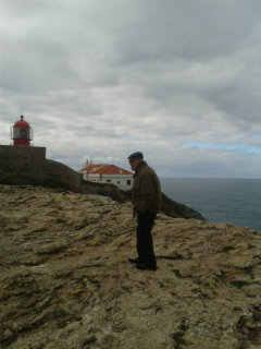 Firmino, o pescador, e o farol do Cabo de São Vicente. Foto: Ana Clara.