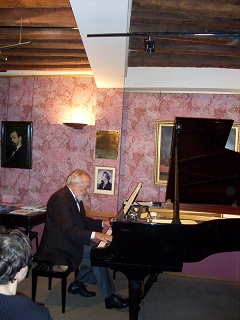 Recital no Musée Debussy, Maison Natale de Claude Debussy, 11/01/2014. Vê-se ao fundo o célebre quadro do compositor pintado por Jacques-Émile Blanche e a foto da notável pianista e professora Yvonne Léfebure. Foto: Regina. Clique para ampliar.