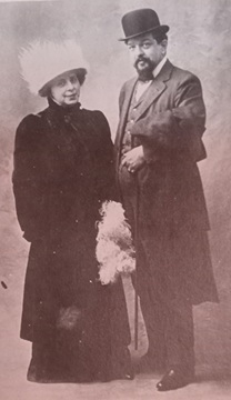 Emma e Claude Debussy em 1913. Clique para ampliar.