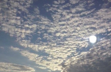 Nuvens encobrindo o espelho celeste. Foto: JEM. Clique para ampliar.