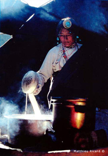 Uma mulher nômade ao fogão. Foto Matthieu Ricard