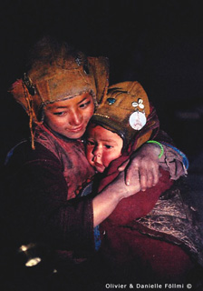 O aconchego de duas irmãs em Zanskar. Foto Olivier & Danielle Föllmi.