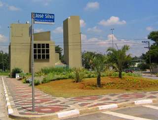 Praça José da Silva Martins, na confluência das Avenidas Juscelino Kubitschek e Nações Unidas.